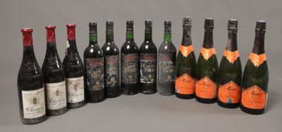 plusieurs bouteilles de vin sont alignées sur une table