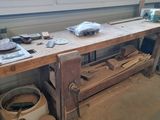 un établi avec des outils dans un garage