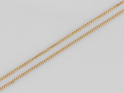 un collier composé d'une chaîne en or 18 carats et d'un pendentif en forme de cœur