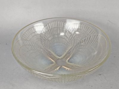un saladier en verre transparent orné d'un motif d'oiseau