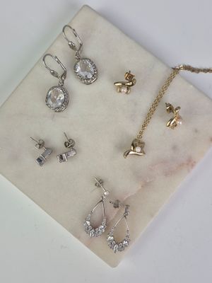 Un lot en métal argenté et métal doré, comprenant deux paire…