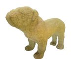 une statue représentant un chien debout sur une surface blanche