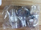 un sac en plastique contenant quelques bouteilles