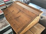 un plateau en bois posé sur une table