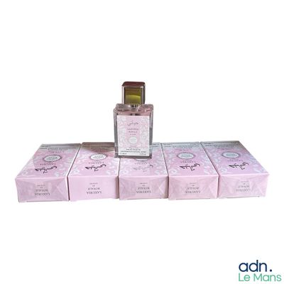 Plusieurs boîtes de parfums sont empilées les unes sur les autres