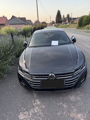 l'avant d'une voiture noire garée sur le bord de la route