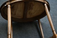Guéridon ronde en bois teinté reposant sur quatre pieds fuse… (photo 3)