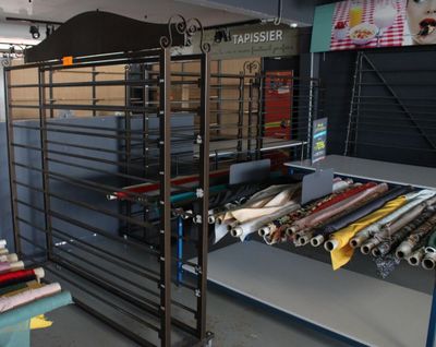 Réunion de trois présentoirs pour rouleaux de tissus en méta…