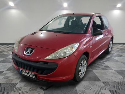 une photo d'une voiture rouge garée dans un showroom