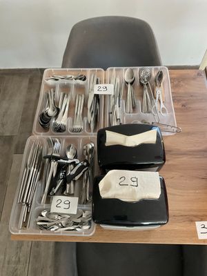 une table avec de l'argenterie et des couverts sur celle-ci