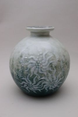 un vase blanc et bleu posé sur une table