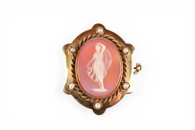 BROCHE en or jaune 750 millièmes sertie d'un camée coquillag…