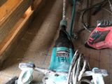 de nombreux outils qui traînent par terre