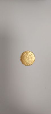 une pièce d'or posée sur une table