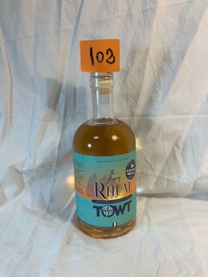 une bouteille de rhum posée sur une table
