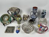 de nombreux types de vases et d'autres objets sur la table