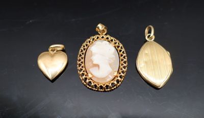 trois bijoux en or, dont un fermoir, un pendentif et une feuille