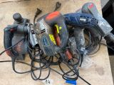 un tas d'outils électriques par terre, à côté d'un tas de câbles
