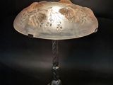 l'image d'une lampe posée sur une table