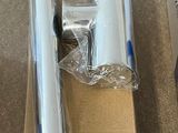 une boîte sur laquelle se trouvent un rouleau de papier et un rouleau de ruban adhésif