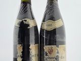 deux bouteilles de vin posées l'une à côté de l'autre sur une table