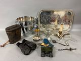 un grand nombre d'objets posés sur une table