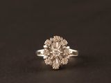gros plan d'une bague en diamant sur une surface noire