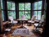 une pièce avec beaucoup de chaises et une table