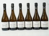 six bouteilles de vin posées les unes à côté des autres sur une table