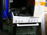 une cuisinière blanche et un réfrigérateur dans une pièce