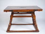 une vieille table en bois avec un plateau en carrelage sur fond blanc