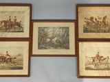 quatre reproductions encadrées représentant des chevaux et des cavaliers sur un mur bleu