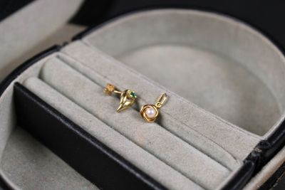 une paire de boucles d'oreilles posée dans un écrin sur une table