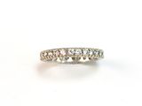 gros plan d'une bague en diamant sur une surface blanche