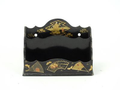 un support noir orné d'un motif doré