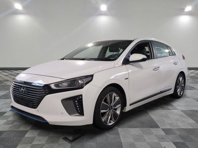 Véhicule électrique Hyundai Ioniq 2020 garé dans un showroom
