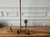 une table en bois sur laquelle repose un objet en métal