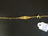 Gros plan sur un bracelet en or portant une étiquette
