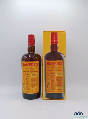 deux bouteilles de rhum « Hamper » dans une boîte jaune