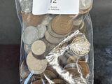 un sac de pièces posé sur une table, avec une étiquette de prix dessus