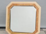 une image représentant un miroir posé sur un sol à damier