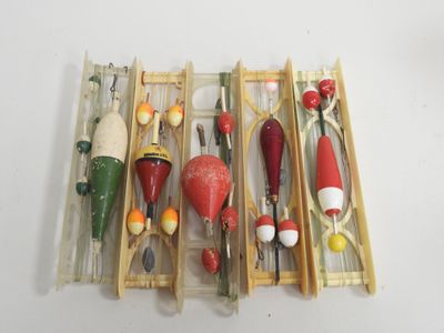de nombreux types différents de leurres de pêche dans une boîte en bois