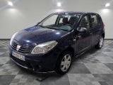 la photo d'une petite voiture bleue garée sur un sol en damier