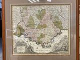 une vieille carte du royaume d'Angleterre dans un cadre en bois