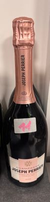 deux bouteilles de champagne posées l'une à côté de l'autre sur une table