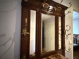 a mirror and a coat rack in a room