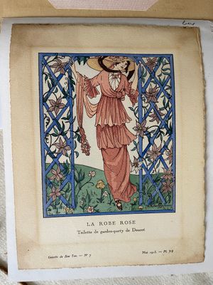 un vieux livre sur lequel figure l'image d'une femme tenant une fleur