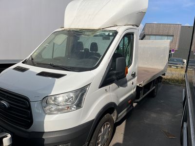 un camion blanc garé sur le parking