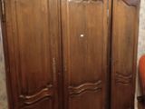 une photo d'une armoire en bois dans un salon