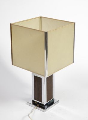 l'image d'une lampe posée sur une table